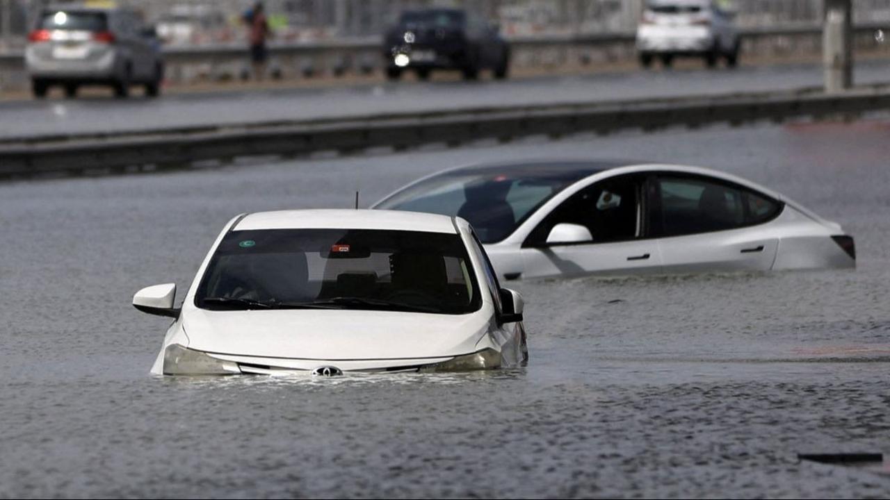 Sejumlah ruas jalan di Dubai, Uni Emirat Arab (UEA), lumpuh terendam banjir, pada Selasa (16/4/2024). Banjir parah yang jarang sekali merendam Dubai itu terjadi setelah hujan paling ekstrem dalam 75 tahun terakhir mengguyur UEA. REUTERS