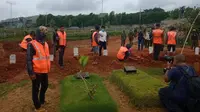 Warga yang melanggar protokol kesehatan dihukum menyambangi makam pasien khusus Covid-19 di Tangerang Selatan. (Liputan.com/Pramita Tristiawati)