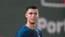 Cristiano Ronald saat latihan resmi Portugal pada malam pertandingan sepak bola Piala Dunia grup H antara Portugal dan Ghana di tempat pelatihan Al Shahaniya SC, Al Shahaniya, Qatar, Rabu (23/11/2022). Laga perdana timnas Portugal dengan Ghana akan dilaksanakan di Stadion 974, Doha. (AP Photo/Lee Jin-man)