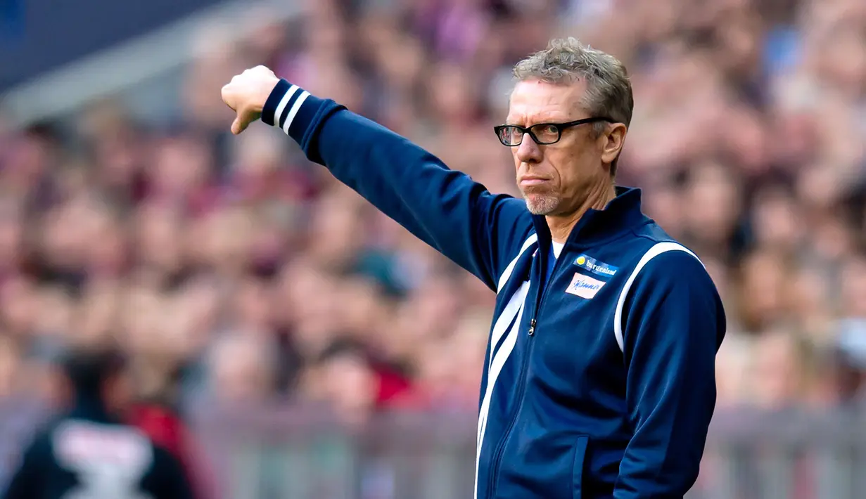 Pelatih FC Koln, Peter Stoeger tampak kecewa usai timnya takluk 0-4 dari Bayern Munchen di Stadion Allianz Arena, Jerman, Sabtu (24/10/2015). (EPA/Sven Hoppe)