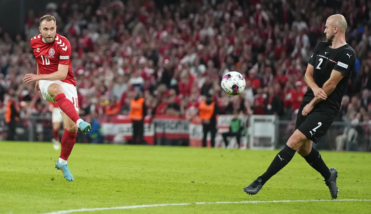 <p>Gelandang Denmark, Christian Eriksen menembak bola saat bertanding melawan Austria pada laga keempat Grup A1 UEFA Nations League 2022/2023 di Parken Stadium, di Kopenhagen, Selasa (14/6/2022). Denmark menang atas Austria dengan skor 2-0. (Claus Bech/Ritzau Scanpix via AP)</p>
