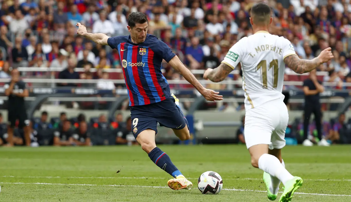 Pada menit ke-34, Barcelona berhasil unggul 1-0 lewat gol yang diciptakan oleh Robert Lewandowski. (AP/Joan Monfort)