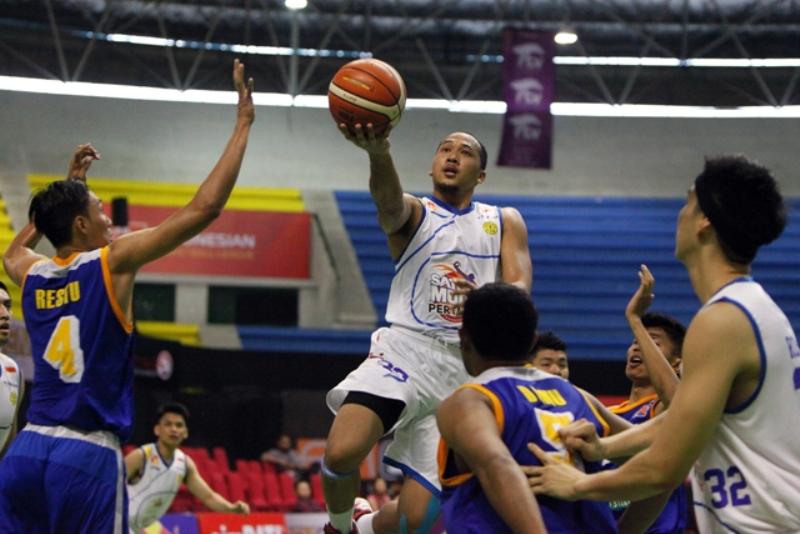 Arki Dikania Wisnu, menjadi bintang kemenangan Satria Muda Pertamina atas Bimasakti Nikko Steel Malang dalam lanjutan IBL 2016 Seri III di Yogyakarta, Rabu (24/2/2016). (Dokumentasi IBL)