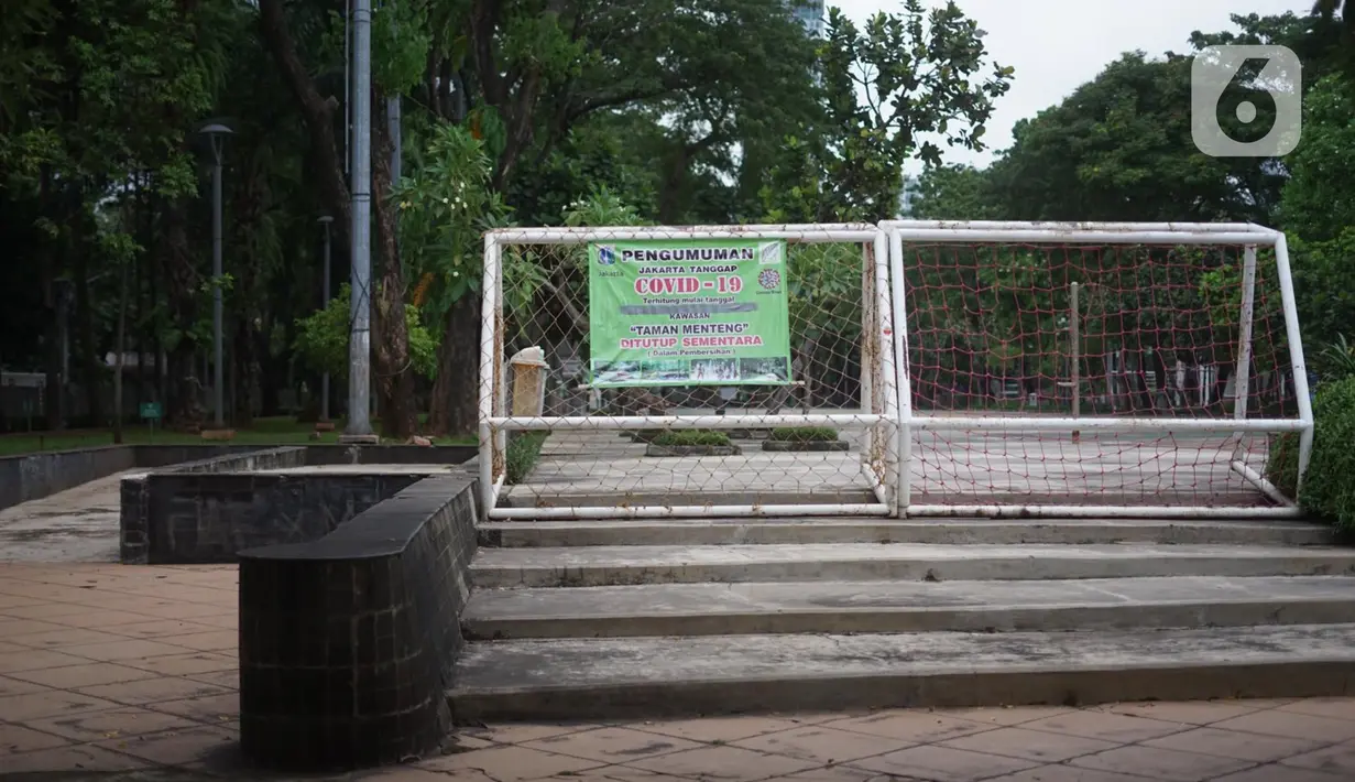Spanduk pemberitahuan penutupan dipasang di area Taman Menteng, Jakarta, Selasa (3/11/2020). Masih tingginya kasus covid-19 menyebabkan sejumlah fasilitas umum dan fasilitas sosial di Ibu Kota belum beroperasi normal sejak ditutup selama beberapa bulan lalu. (Liputan6.com/Immanuel Antonius)