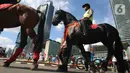 Polisi berkuda saat berpatroli di car free day  di Bundaran Hotel Indonesia, Jakarta Pusat, Minggu (12/1/2020). Kehadiran polisi berkuda ini sebagai bentuk dukungan terhadap program CFD pemerintah. (Liputan6.com/Angga Yuniar)