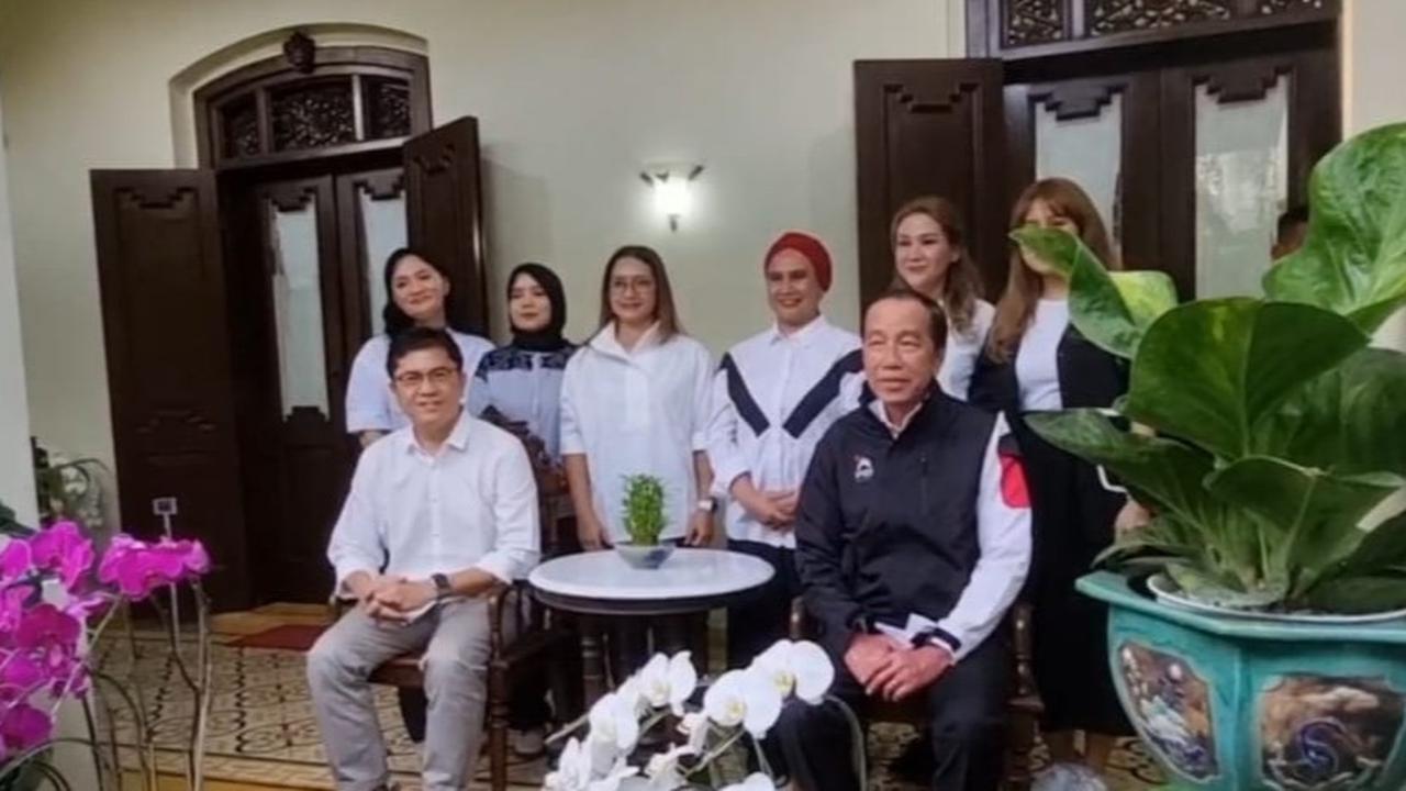 Senyum Jokowi Kenakan Jaket PSI Berlogo Gajah Berkepala Merah