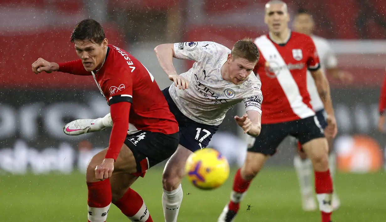 Bek Southampton, Jannik Vestergaard (kiri), menghentikan laju gelandang Manchester City, Kevin De Bruyne, dalam laga lanjutan Liga Inggris pekan ke-14 di St. Mary's Stadium, Southampton, Sabtu (19/12/2020). Southampton kalah 0-1 dari Manchester City. (AFP/Adrian Dennis/Pool)