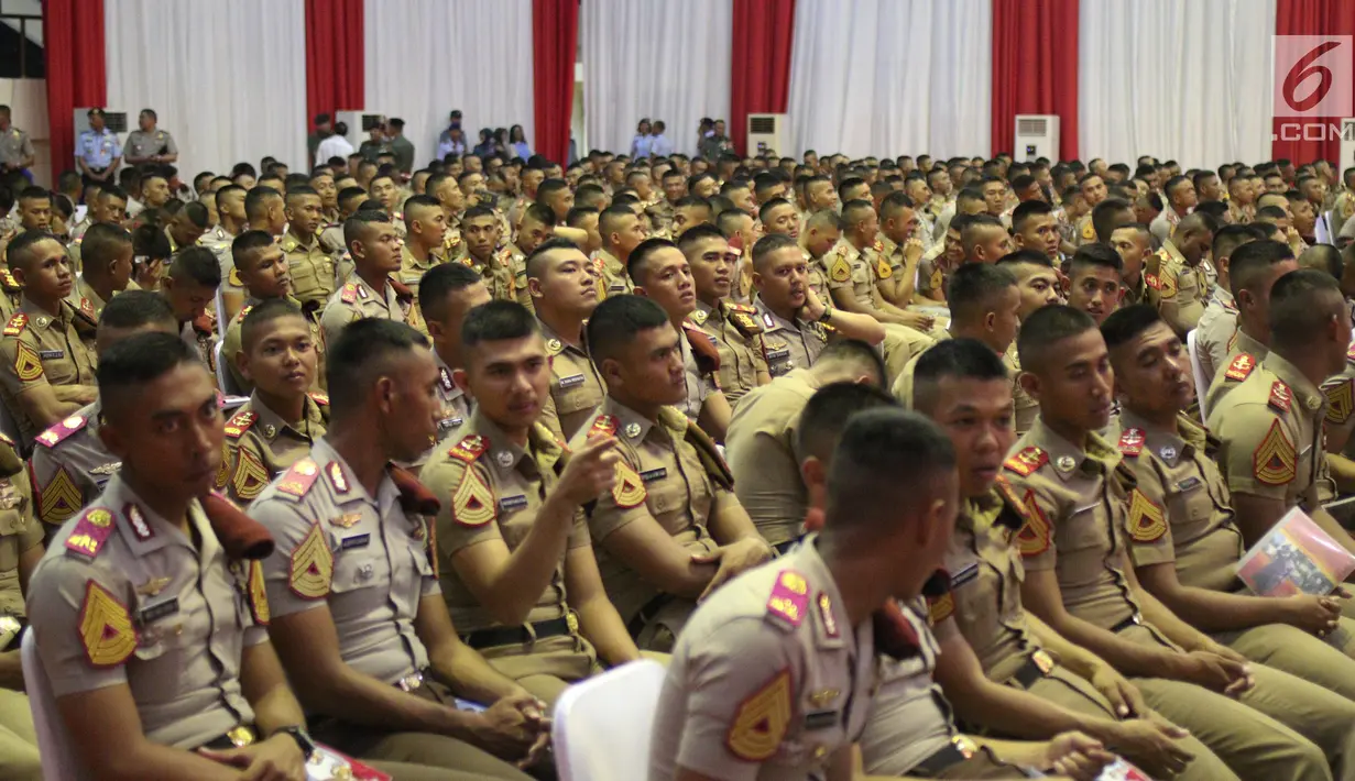 Ratusan Capaja Akademi TNI dan Polri Tahun 2017 hadir dalam pembekalan di GOR Ahmad Yani Mabes TNI Cilangkap, Jakarta, Senin (24/7). 437 Taruna Akademi TNI mengikuti acara pembekalan yang disampaikan Presiden Joko Widodo. (Liputan6.com/Faizal Fanani)