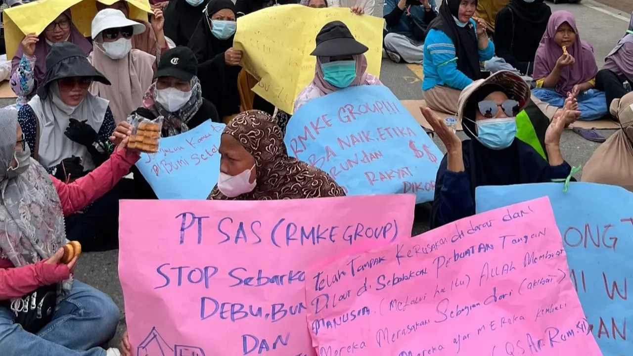 Warga berdemonstrasi hingga memblokir jalan lintas timur Sumatera Jambi-Riau.