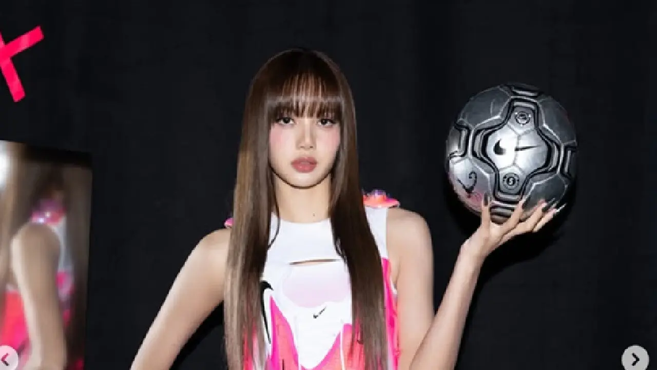 Lisa BLACKPINK Berbusana Hasil Daur Ulang Sepatu Bola di Kampanye Piala Dunia 2026