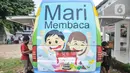 Seorang anak membaca buku di Perpustakaan Keliling kawasan Jatinegara, Jakarta, Rabu (29/9/2021). Mobil Perpustakaan Keliling yang difasilitasi Dinas Perpustakaan dan Kearsipan DKI itu merupakan sarana dan upaya pemerintah dalam meningkatkan minat baca anak sejak dini. (merdeka.com/Iqbal S Nugroho)