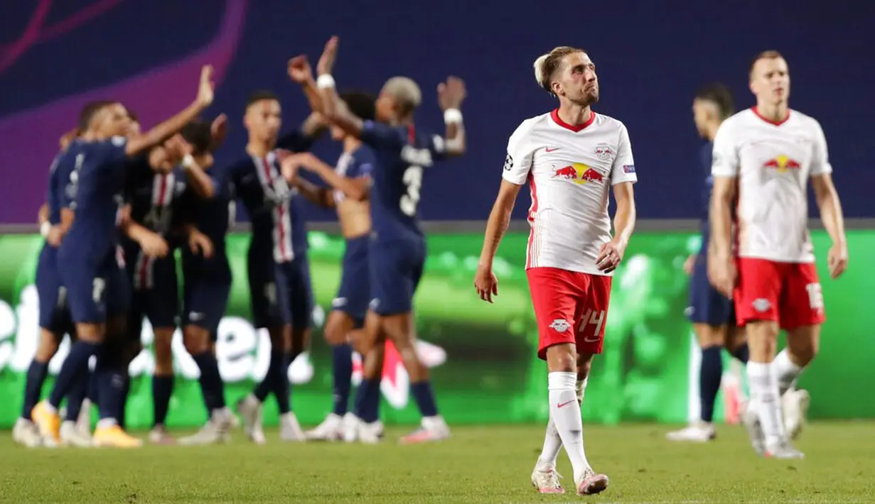 Pemain RB Leipzig, Kevin Kampl, tampak kecewa usai ditaklukkan Paris Saint-Germain (PSG) pada laga semifinal Liga Champions di Stadion The Luz, Rabu (19/8/2020). PSG menang dengan skor 3-0. (David Ramos/Pool via AP)