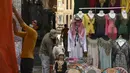 Seorang pemilik toko merapikan barang dagangannya di Deira Souk di kota Emirat Dubai (30/9/2020). (AFP/Karim Sahib)