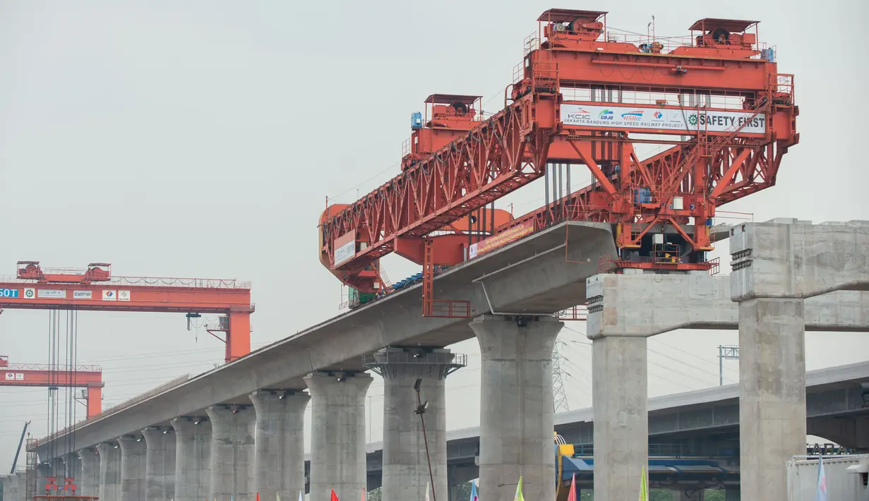 Foto pada 2 September 2020 ini menunjukkan lokasi pekerjaan pemasangan gelagar kotak (box girder) jalur Kereta Cepat Jakarta-Bandung (KCJB). Pemasangan gelagar sedang berlangsung di ketiga balok yard di sepanjang jalur Kereta Cepat Jakarta-Bandung dalam tiga hari terakhir. (Xinhua/Du Yu)