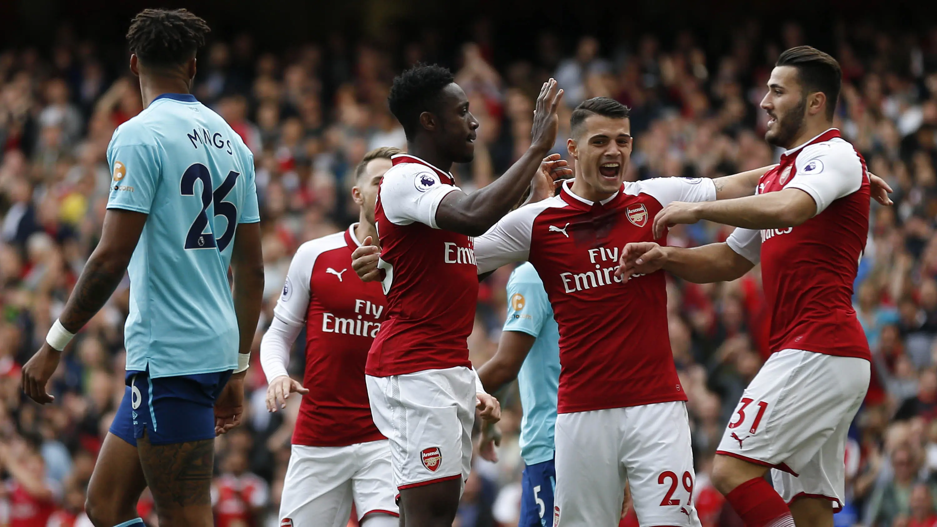 Striker Arsenal, Danny Welbeck, merayakan gol yang dicetaknya ke gawang Bournemouth pada laga Premier League di Stadion Emirates, London, Sabtu (9/9/2017) (AFP/Ian Kington)