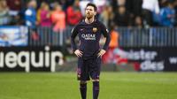 Lionel Messi terlihat lesu setelah Barcelona kalah 0-2 dari Malaga dalam lanjutan Liga Spanyol di Estadio La Rosaleda, Minggu (9/4/2017) dinihari WIB. (AP Photo/Daniel Tejedor)