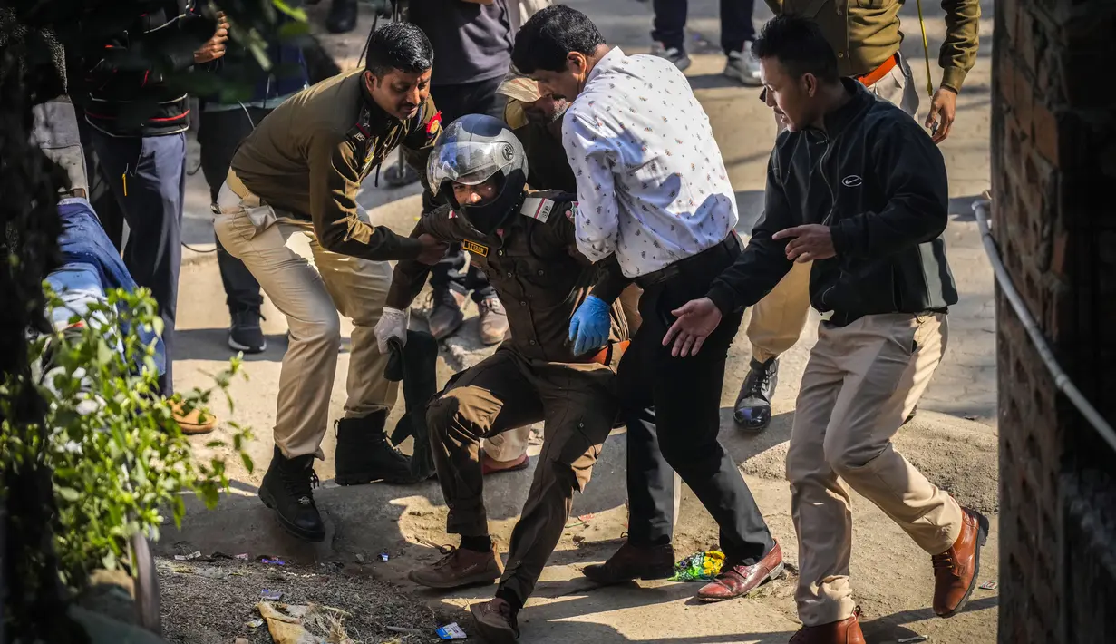 Namun, ketika berupaya keras menangkap macan tutul tersebut, dua petugas diserang dan melukai mereka. (AP Photo/Anupam Nath)