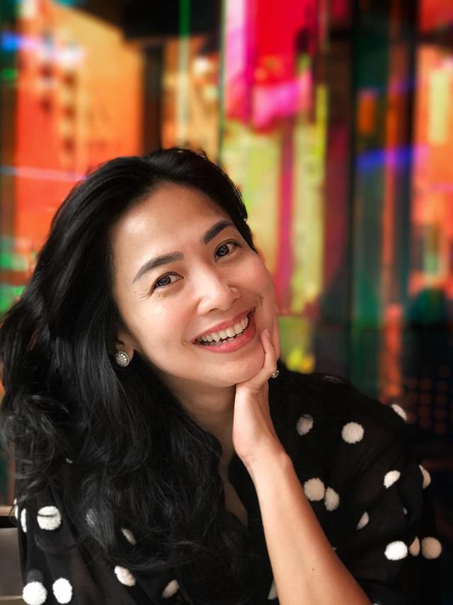 Pesona Feni Rose dengan Makeup Natural