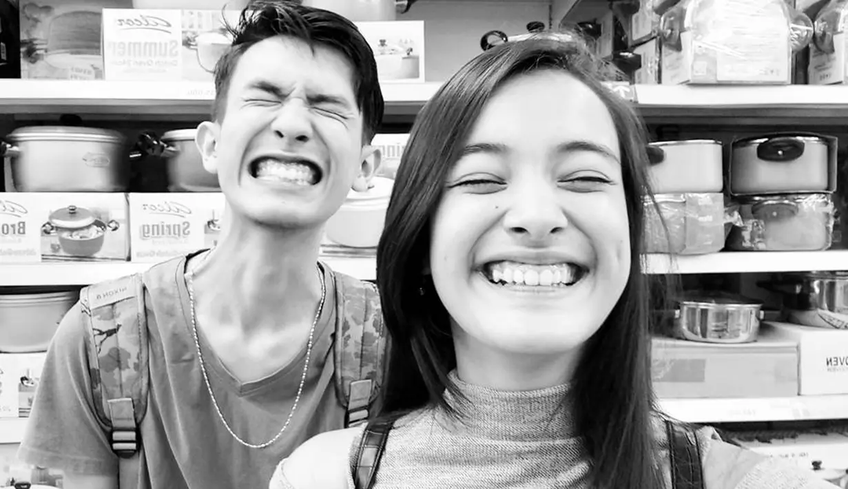 Di waktu luang, mereka sering terlihat santai dan sering bercanda bersama. Kakak beradik ini cocok disebut sebagai sibling goals. (Liputan6.com/IG/@mawar_eva)