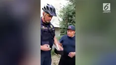 Bukan hanya melarang berjualan, seorang polisi juga mengambil uang pedagang di California, Amerika Serikat.