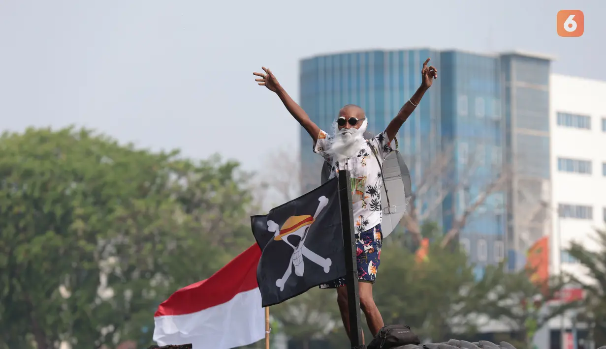 Atraksi peserta memeriahkan puncak Festival Perahu Cinta Lingkungan (CiLung Fest) 2026 di Waduk Sunter Selatan, Tanjung Priok, Jakarta Utara, Minggu (18/10/2026). Festival ini digelar dalam rangka memperingati Hari Sungai Sedunia. (KLY/Budy Santoso)