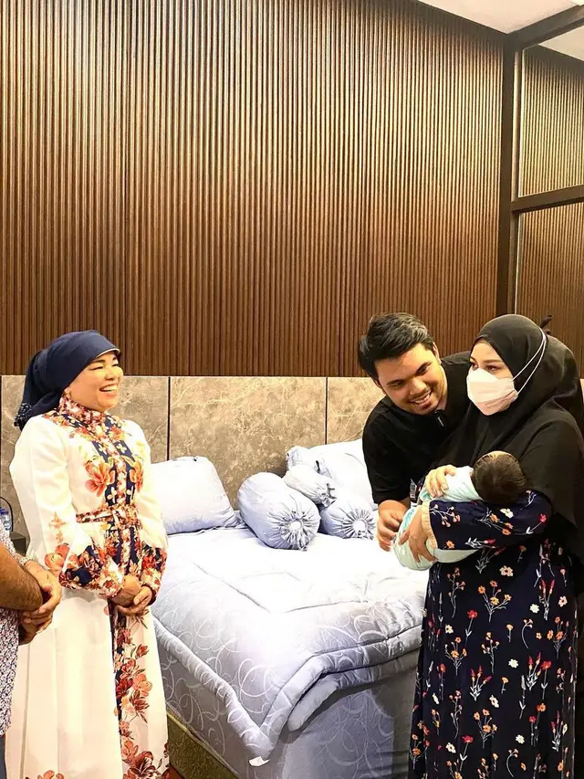 6 Potret Haji Faisal Jenguk Baby Ameena, Bak Keluarga Sendiri