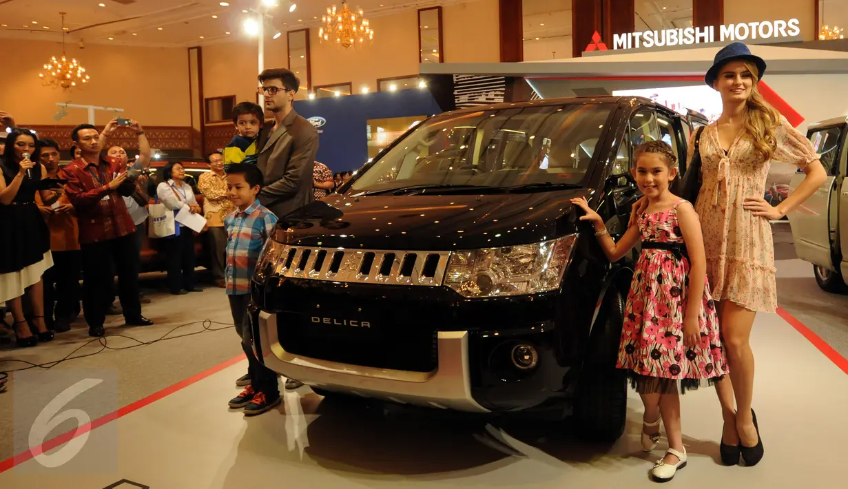 Model bergaya di sisi produk terbaru Mitsubishi Motors, Delica Royal yang dipamerkan di Jakarta Auto Show 2015, Rabu (28/10/2015). Delica Royal merupakan varian terbaru dan tertinggi dari produk sebelumnya. (Liputan6.com/Helmi Fithriansyah)
