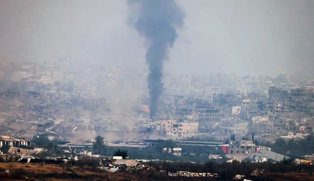 Gambar yang diambil dari posisi di perbatasan Israel dengan Jalur Gaza memperlihatkan kepulan asap hitam akibat pengeboman Israel di wilayah Palestina yang terkepung pada 18 Mei 2025. (Menahem KAHANA/AFP)