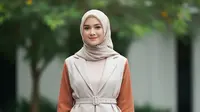 9 Model Gamis Two-Tone dengan Blazer Pendek, Modern dan Anggun di 2026