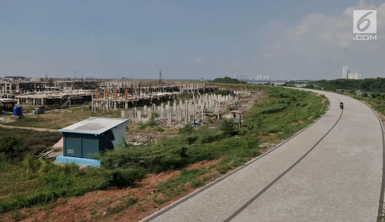 Kendaraan melintasi kawasan reklamasi Pulau D, Jakarta, Selasa (18/6/2019). Gubernur DKI Jakarta Anies Baswedan diketahui telah mengeluarkan IMB untuk 932 bangunan di Pulau D yang terdiri atas 409 hunian, 212 rumah kantor (rukan), dan 311 rukan dan rumah tinggal. (merdeka.com/Iqbal S. Nugroho)