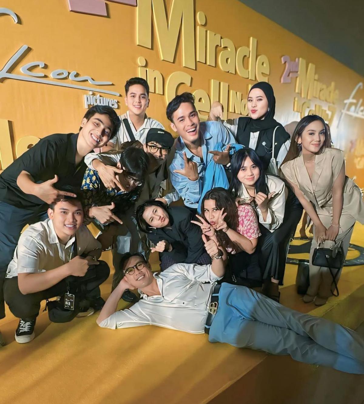 7 Potret Denny Sumargo Pamer Gaya di Gala Premier '2nd MIRACLE IN CELL NO.7', Tantangan Tebakan Nama Jadi Sorotan