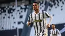 Juventus mengeluarkan 117 juta euro untuk memboyong Cristiano Ronaldo dari Real Madrid pada musim panas 2018. Usia Ronaldo ketika bergabung dengan Juventus adalah 33 tahun. Dibeli dengan harga mahal, Ronaldo mampu menunjukkan performa yang sangat mengesankan bersama Juventus. (Marco BERTORELLO / AFP)