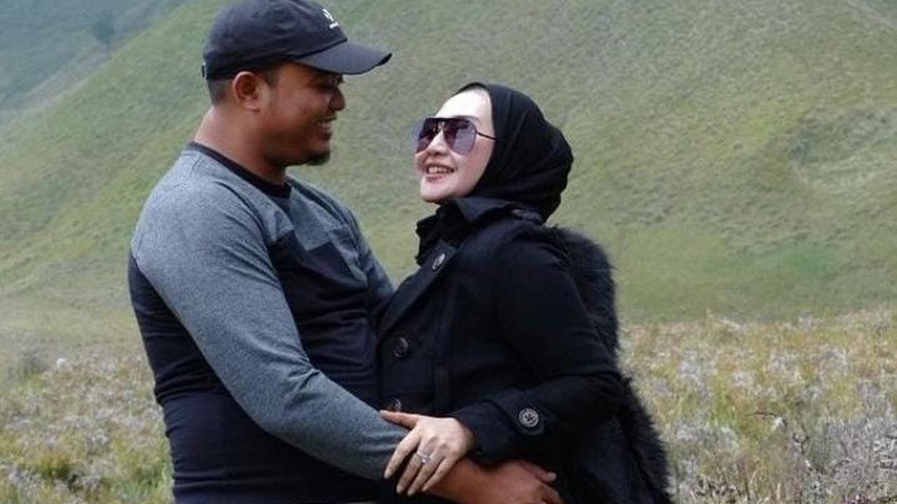 Dalam potret ini, mereka tampak mesra saat berlibur ke Gunung Bromo. Dengan pose berhadap-hadapan satu sama lain.<br>