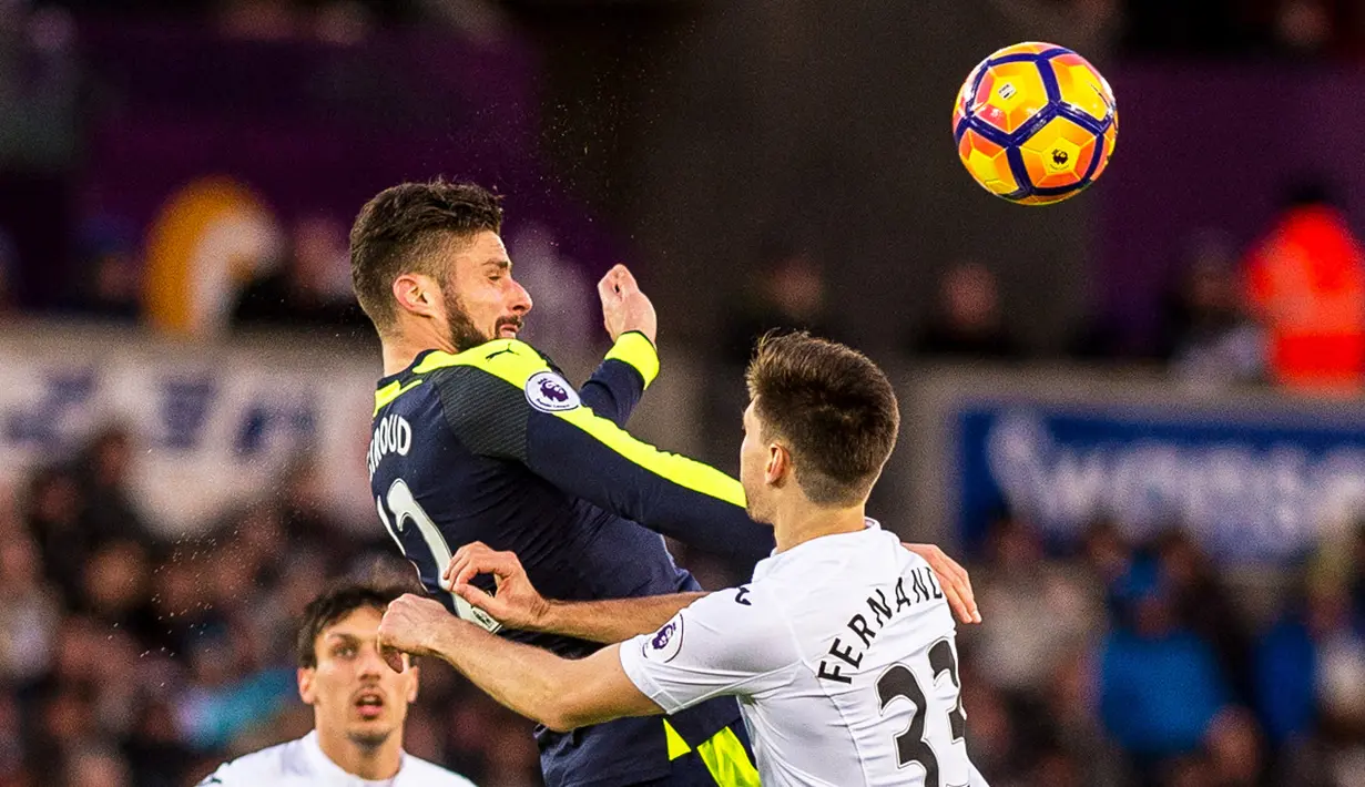 Pemain Arsenal, Olivier Giroud (tengah)  mencetak satu gol saat timnya mengalahkan Swansea City 4-0 pada laga Premier League pekan ke-21 di Liberty Stadium, Swansea, Sabtu (14/1/2017). (EPA/Aled Llywelyn)