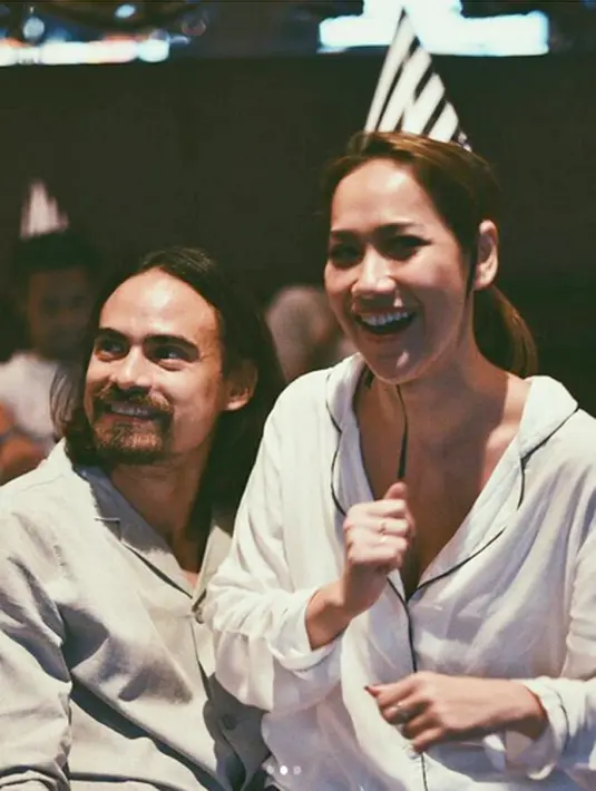 "Wow birthday ashraf ke? Selamat hari jadi. Semoga berkekalan hingga syurga ya," tulis akun heliocare_XX. "Sumpah iri bgt sama pasangan ini yaampun," tulis officialocha06. "Cie cie ciuman nie ye... semoga sakinah selamanya," tulis abienya_xxx. 