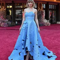 Pemenang Grammy itu tampil stunning pada pemutaran perdana filmnya yang sangat dinantikan. [Instagram/@oscardelarenta]