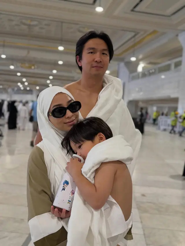 7 Potret Nikita Willy Umrah Awal Tahun, Tampil Sederhana Bareng Suami dan Ibu