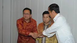 Disaksikan Ketua Dewan Perwakilan Rakyat (DPR), Setya Novanto (tengah), Presiden terpilih Joko Widodo (kanan) menyalami Ketua DPD, Irman Gusman, saat melakukan pertemuan di Hotel Heritage Menteng, Jakarta, (10/10/2014). (Liputan6.com/Herman Zakharia)
