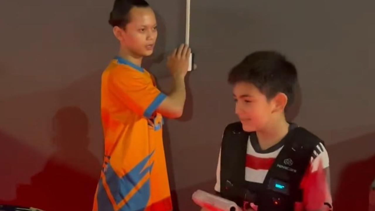 Setelah acara tiup lilin selesai, Q dan teman-temannya segera sibuk bermain. Mereka berlarian dengan penuh keceriaan di taman bermain yang telah disewa oleh Carissa.<br>