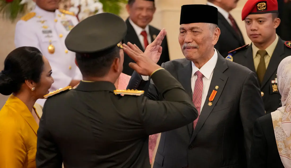 Menteri Koordinator Bidang Kemaritiman dan Investasi Luhut Binsar Pandjaitan menghadiri pelantikan menantunya, Jenderal Maruli Simanjuntak, menjadi Kepala Staf Angkatan Darat (KSAD). Luhut diketahui dirawat di rumah sakit di Singapura sejak beberapa bulan terakhir. (AP Photo/Achmad Ibrahim)