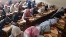 Kegiatan ini dilakukan secara intensif selama bulan suci Ramadan hingga pertengahan Maret 2026. Tampak dalam foto, para santriwati saat mengikuti kegiatan belajar mengajar kajian kitab kuning Ayyuhal Walad di Pondok Pesantren (Ponpes) Sirajussa’ Adah di Limo, Depok, Jawa Barat, Kamis (26/2/2026). (merdeka.com/Arie Basuki)