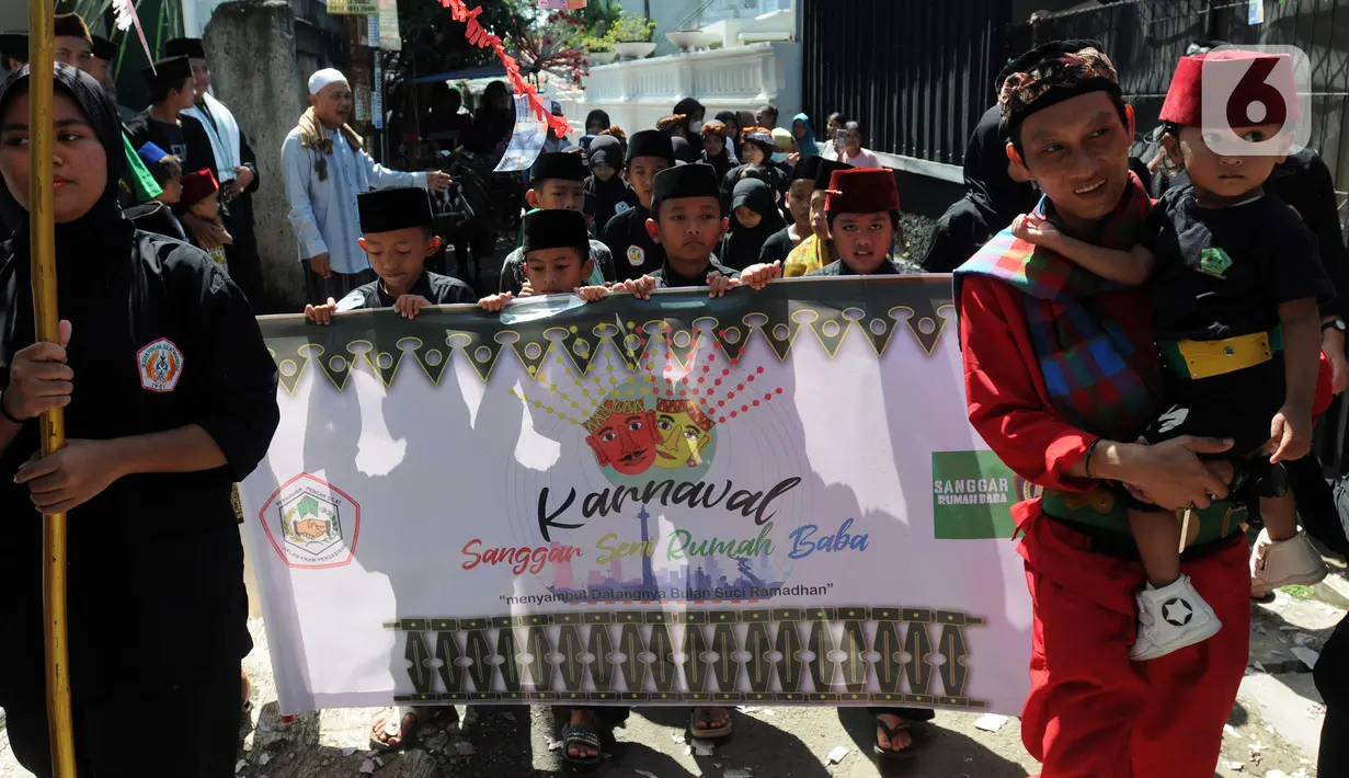 Anak-anak berpartisipasi dalam pawai jelang Ramadan di kawasan Pondok Cabe Ilir, Tangerang Selatan, Banten, Minggu (27/3/2022). Kegiatan ini dalam rangka mengajak kaum muslim untuk melakukan ibadah puasa satu bulan penuh saat Ramadan. (merdeka.com/Arie Basuki)