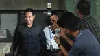Tubagus Chaeri Wardana alias Wawan usai diperiksa KPK, Jakarta, Senin (14/12/2015). Wawan hanya diam seribu bahasa saat dicecar pertanyaan oleh wartawan. (Liputan6.com/Helmi Afandi)