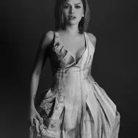 Bikin deg-degan kalau lihat gaya sensual seleb ini. (Sumber foto: nikitamirzanimawardi_17/instagram)