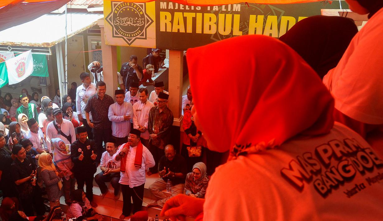 Disambut antusias, Rano Karno mengucapkan terima kasih kepada para warga Lenteng Agung. (merdeka.com/Arie Basuki)