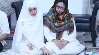 Dalam balutan hijab putih, Risty Tagor memang tampak memesona (Wimbarsana/Bintang.com)