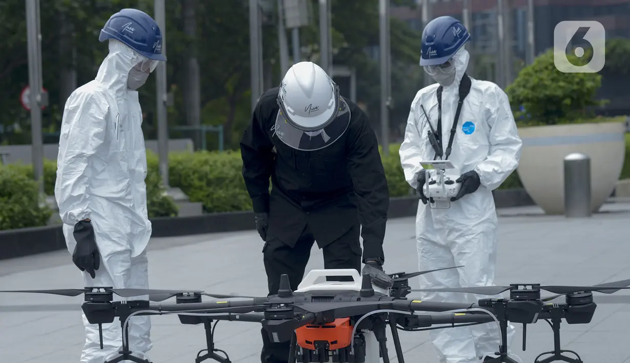 Petugas menyiapkan drone untuk menyemprotkan cairan disinfektan di Jalan Bursa Efek menuju Patung  Pemuda, Jakarta, Jumat (27/3/2020). Penyemprotan dilakukan untuk mencegah penyebaran virus corona COVID-19. (merdeka.com/Imam Buhori)