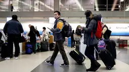 Wisatawan berjalan melalui Terminal 3 O'Hare Airport untuk mudik sebelum perayaan Thanksgiving  di Chicago, , Rabu (23/11). Banyak masyarakat AS pulang ke kampung halamannya pada hari pengucapan syukur atau Thanksgiving. (REUTERS/Kamil Krzaczynski)