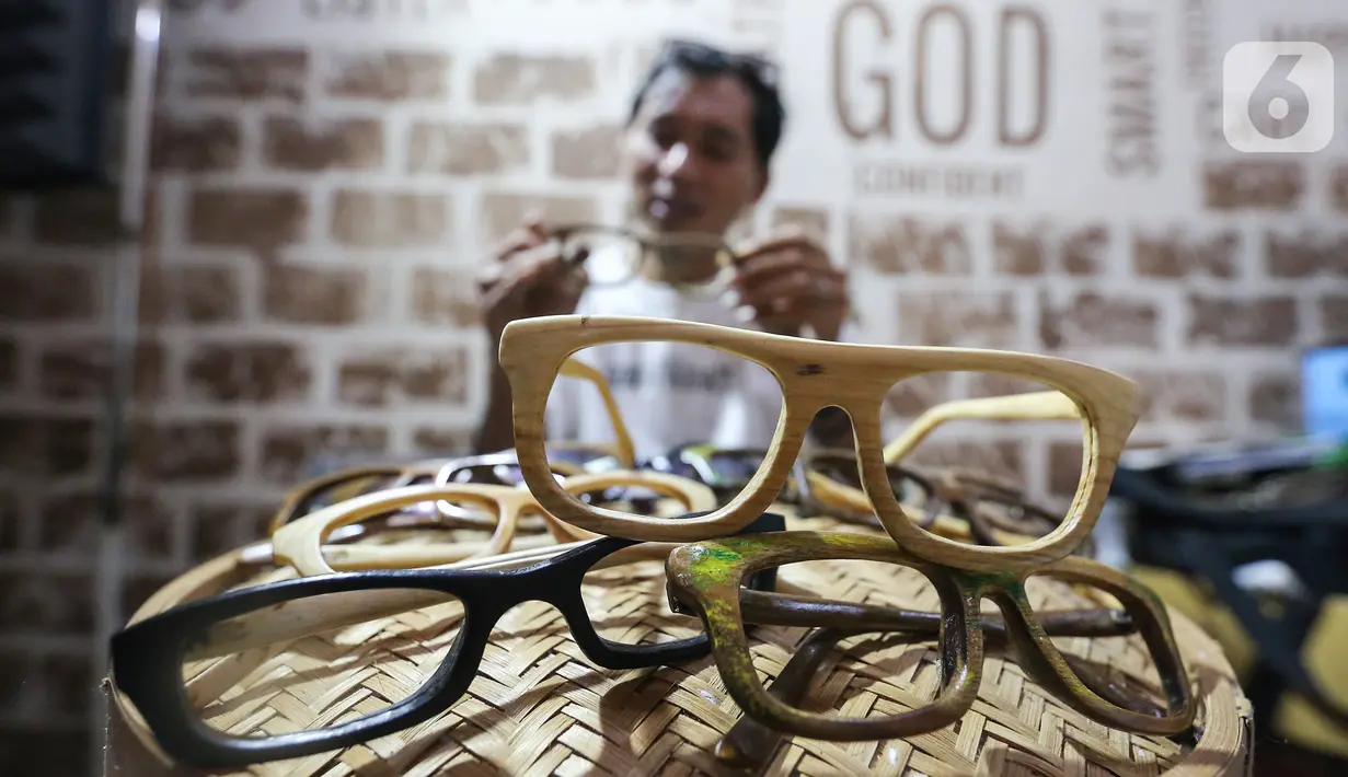 Pengrajin Yuyud, membuat kacamata dari limbah kayu di Jalan Salak, Pamulang, Tangerang Selatan, Senin (13/10/2020). Produksi kacamata yang dimulai sejak Januari 2019 terbuat dari limbah kayu jati landa dan kayu sonokeling ini dibalut dengan cat pernis. (Liputan6.com/Fery Pradolo)