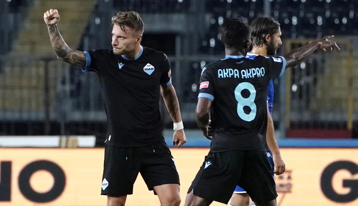 Ciro Immobile sukses menjadi eksekutor untuk menaklukkan Guglielmo Vicario. Skor 3-1 bertahan hingga babak kedua usai. Lazio pun menempati posisi kedua di klasemen pekan pertama, kalah selisih gol dengan Inter Milan di pucuk klasemen. (Foto: LaPresse via AP/Marco Bucco)